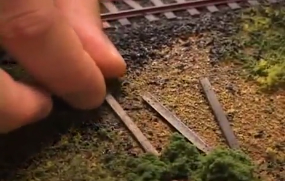 Modeling discarded ties on model railroad