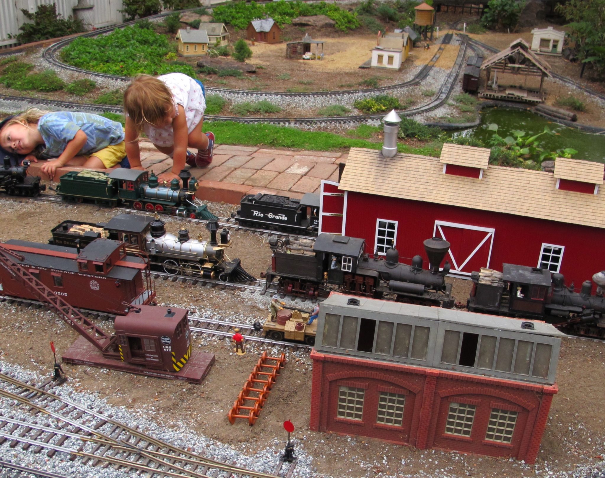 Building a Lionel enginehouse | Garden Railways Magazine