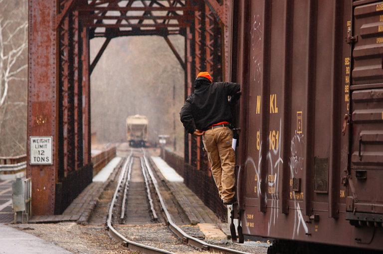 csx-conductors-can-now-step-on-and-off-moving-equipment-trains-magazine