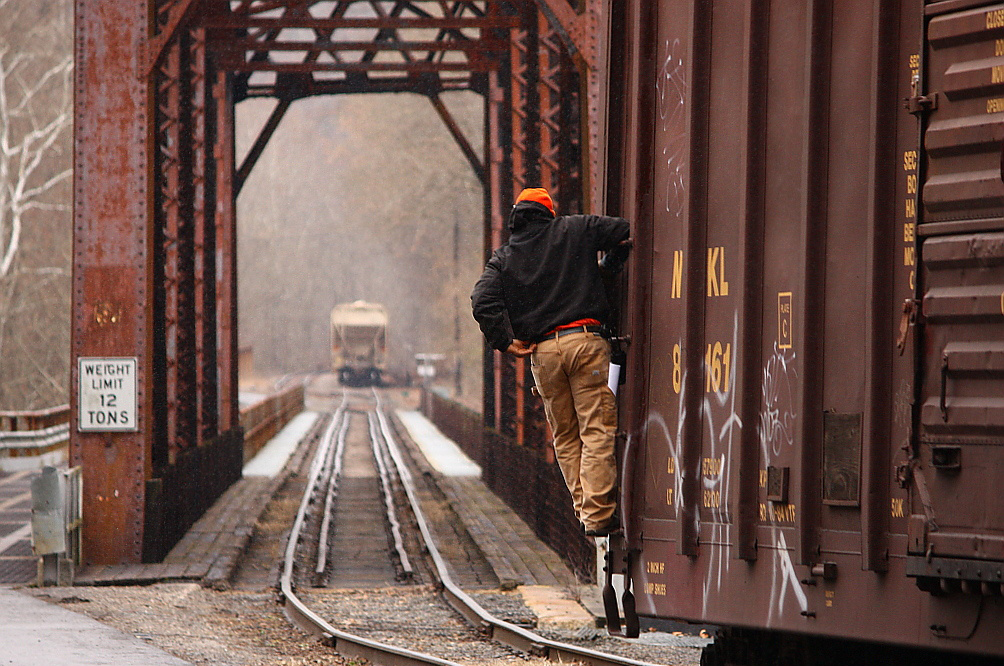 CSX Conductors Can Now Step On And Off Moving Equipment Trains Magazine