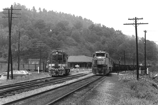 Louisville Nashville freight 864 from Norton Va to Corbin Ky meets Southern First 88