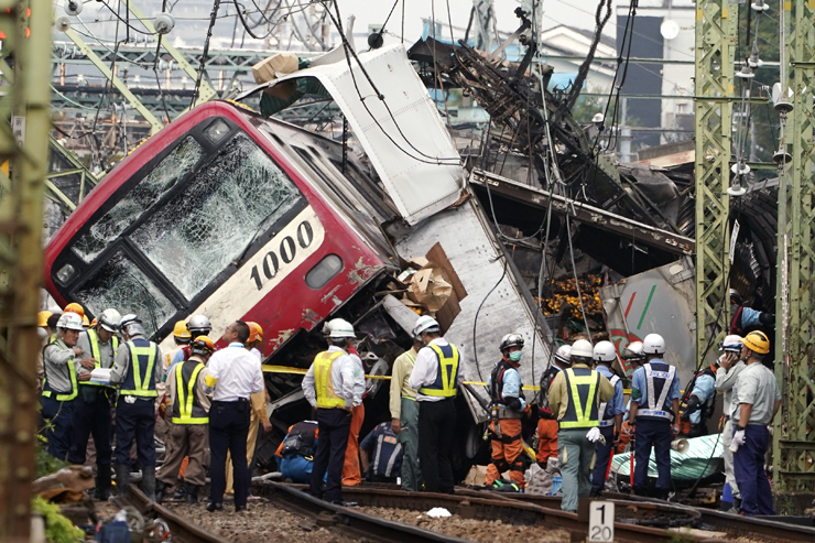 Japan_Commuter_Crash_AP