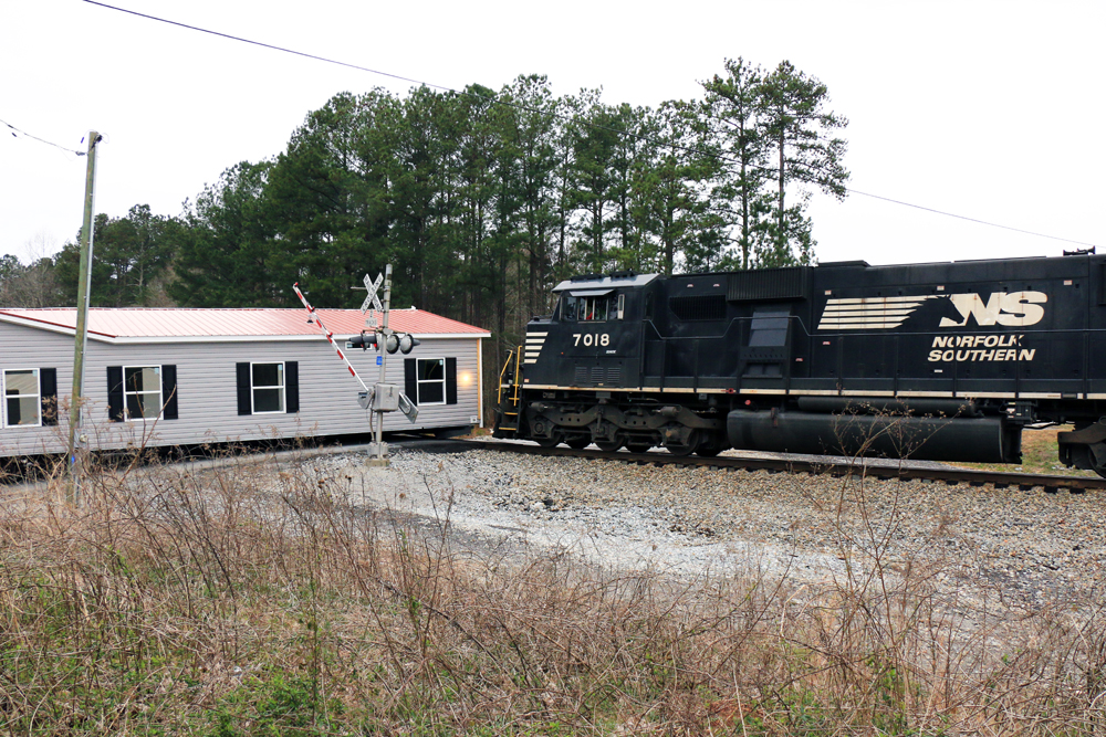 NS avoids hitting modular home stuck on railroad tracks in Georgia.