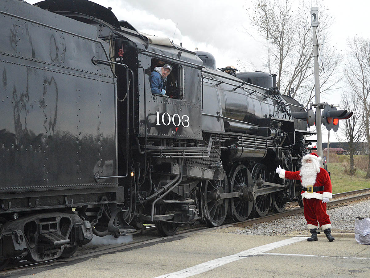 Wisconsin steam returns to steam for Christmas trains