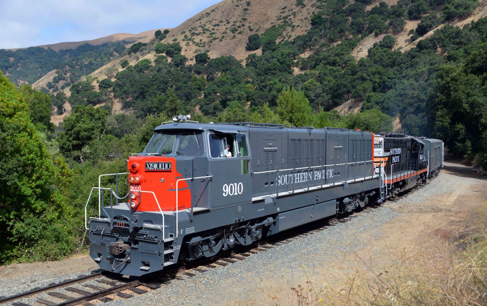 pacific-locomotive-association-debuts-restored-southern-pacific-km