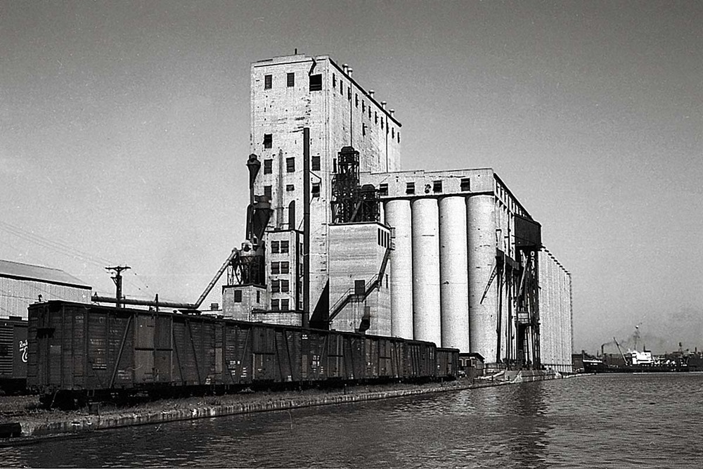 Terminal elevator along the Chicago & North Western in Milwaukee