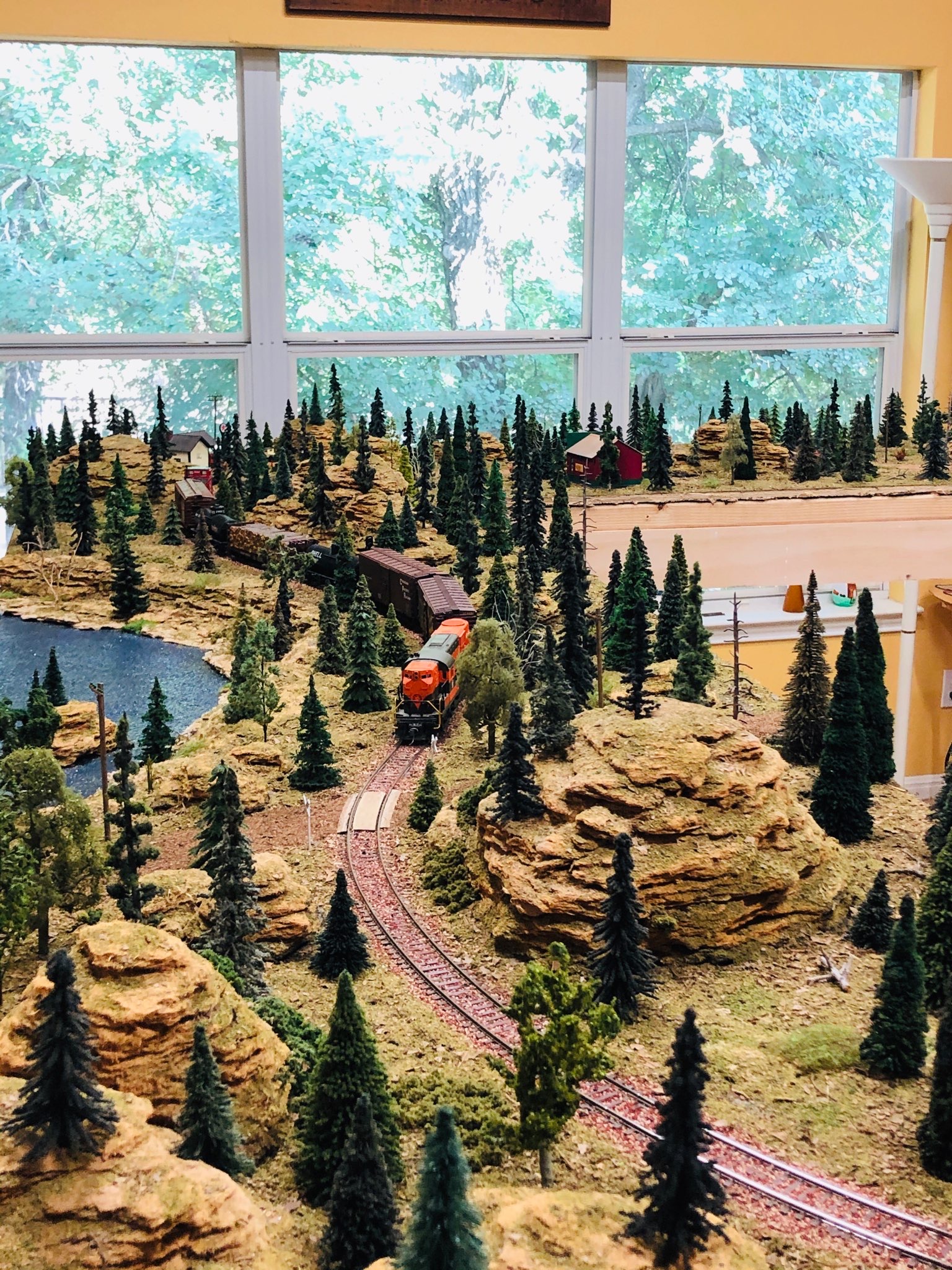 small-ho-scale-layout-with-continuous-running-trains