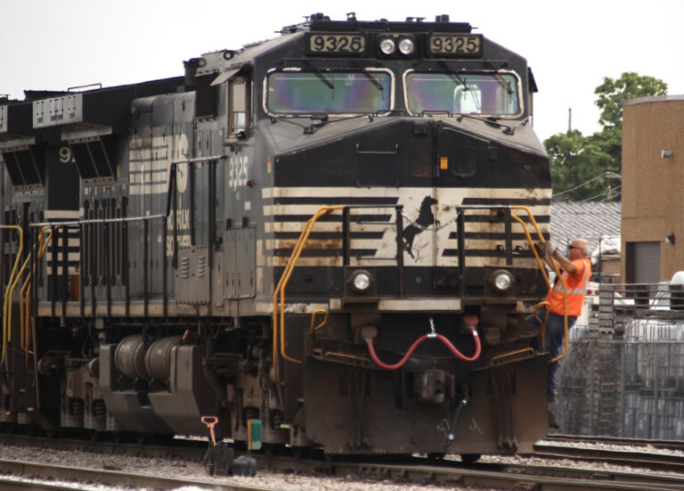 norfolk-southern-and-union-end-talks-over-ground-based-conductors-trains