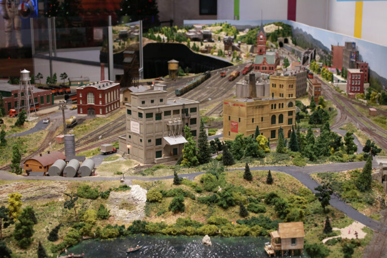 Milwaukee museum debuts HO scale layout - Trains