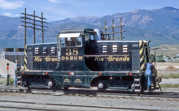 GE 44-ton locomotive - Trains