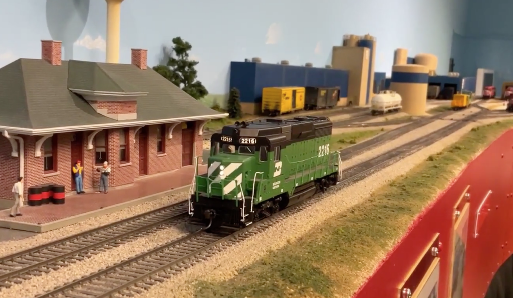 MR&T layout with green locomotive