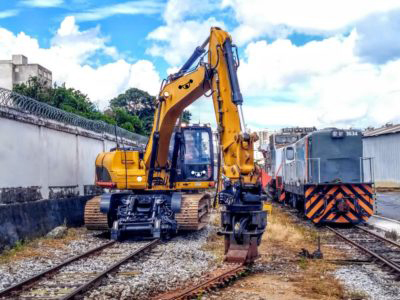 Rail-mounted excavator