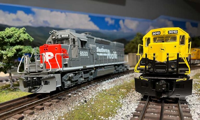 Lionel SD40T-2 tunnel Motors in Southern Pacific and Susquehanna paint