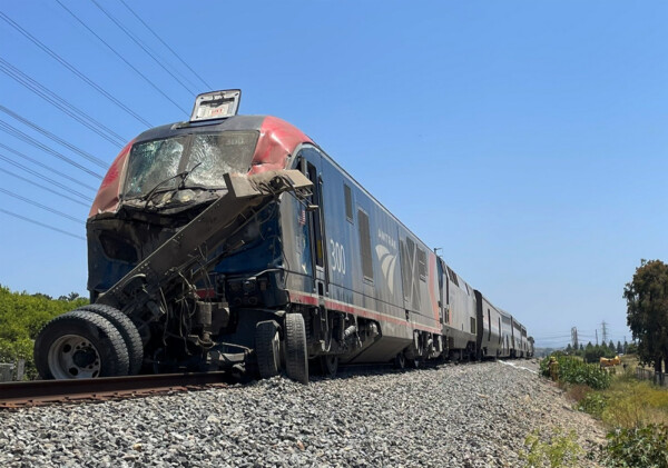 Coast Starlight Derails After Hitting Truck North Of Los Angeles ...