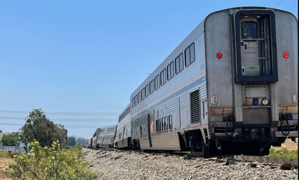 Coast Starlight Derails After Hitting Truck North Of Los Angeles 