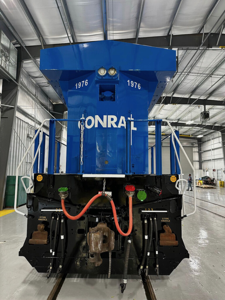 CSX Debuts Conrail Heritage Unit, The Fourth In A Series - Trains