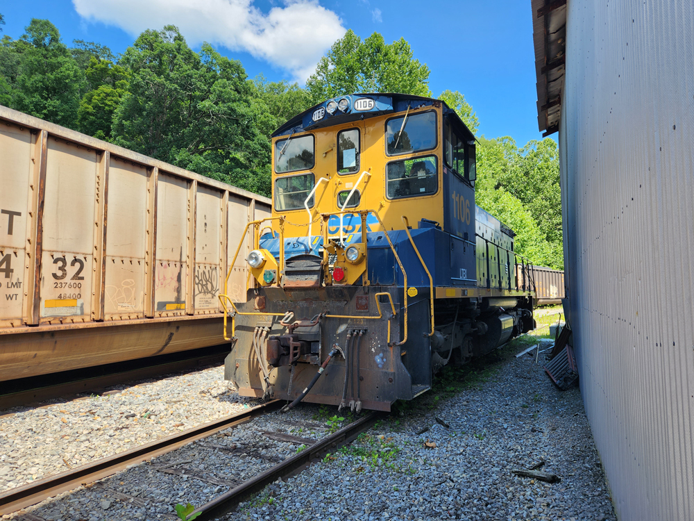 Blue and yellow end-cab switcher