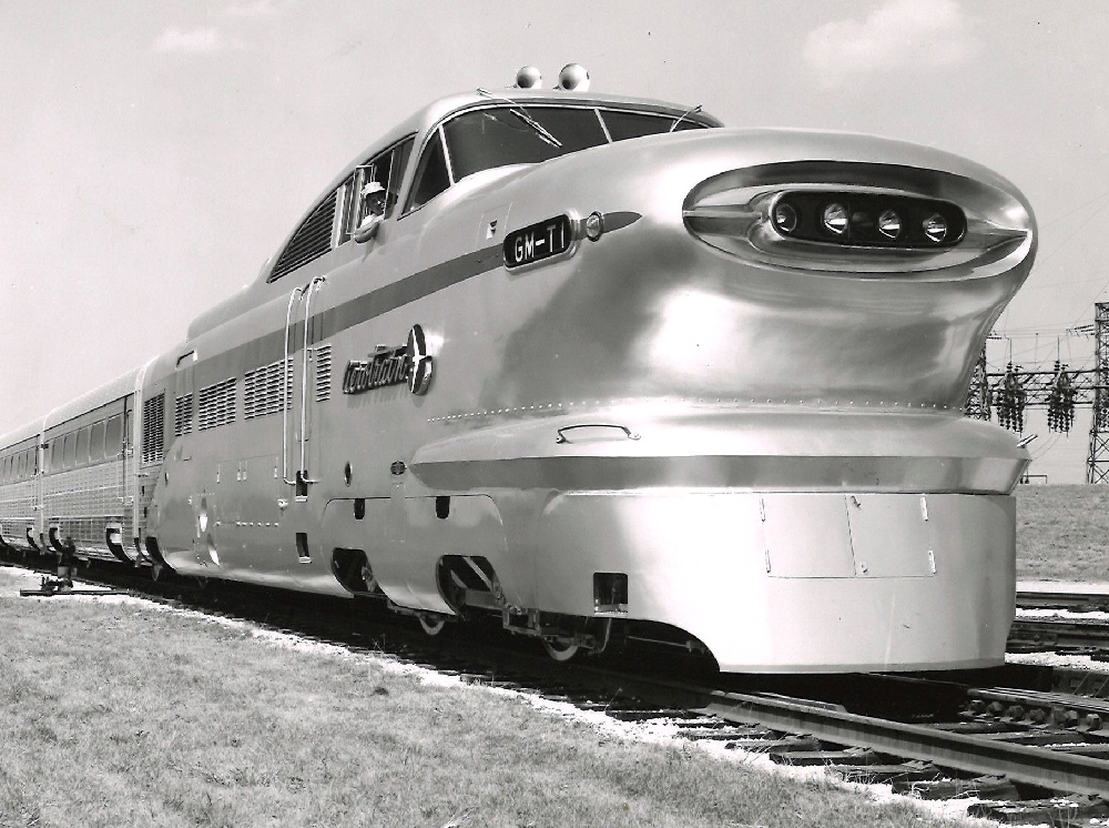 Silver and red futuristic train. Five mind-blowing facts about the GM Aerotrain.