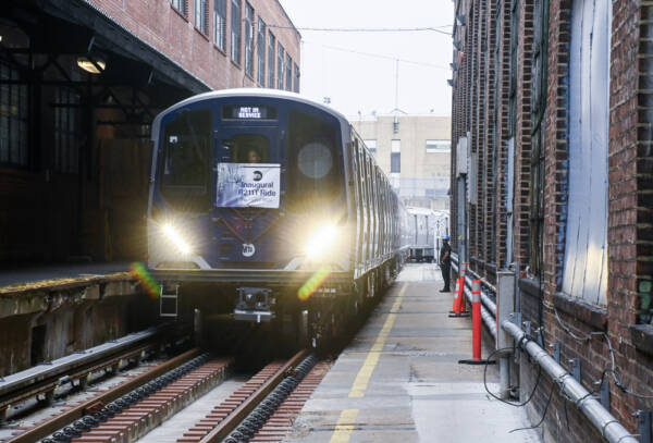 New York Open-gangway Subway Cars Make Debut - Trains