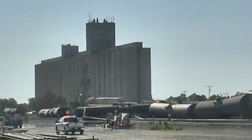 Image of derailed cars by grain elevator