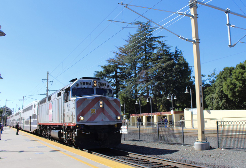 Diesel commuter train under catenary