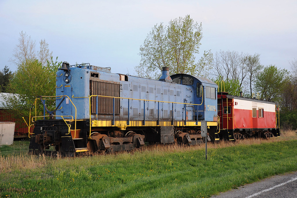 Blue end-cab switcher with caboose