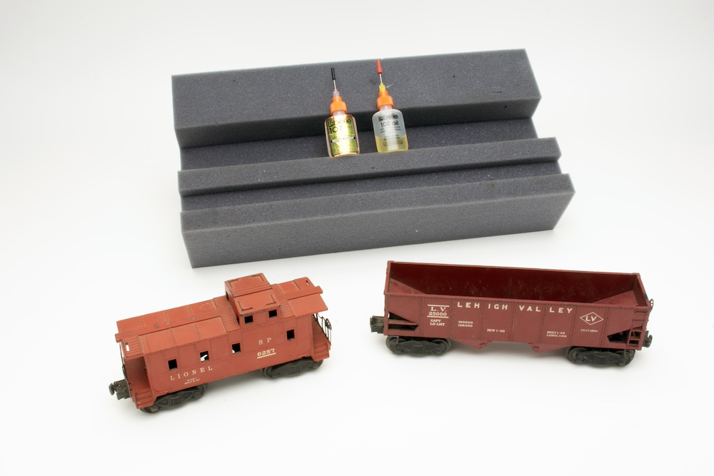 Model of vintage rolling stock with maintenance kit.