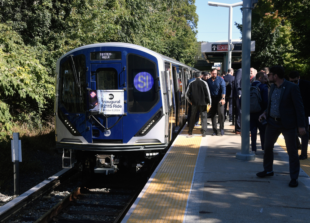 Staten Island Railway train with "Inaugural ride" sign on nose