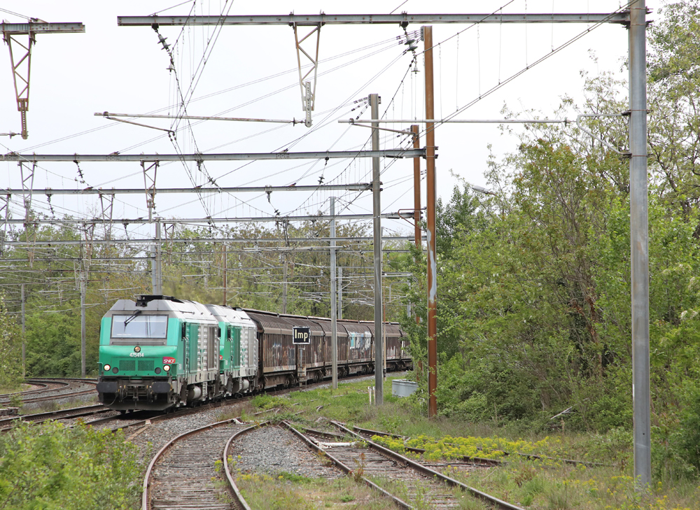 Green and gray diesel locomotives pulling fright train