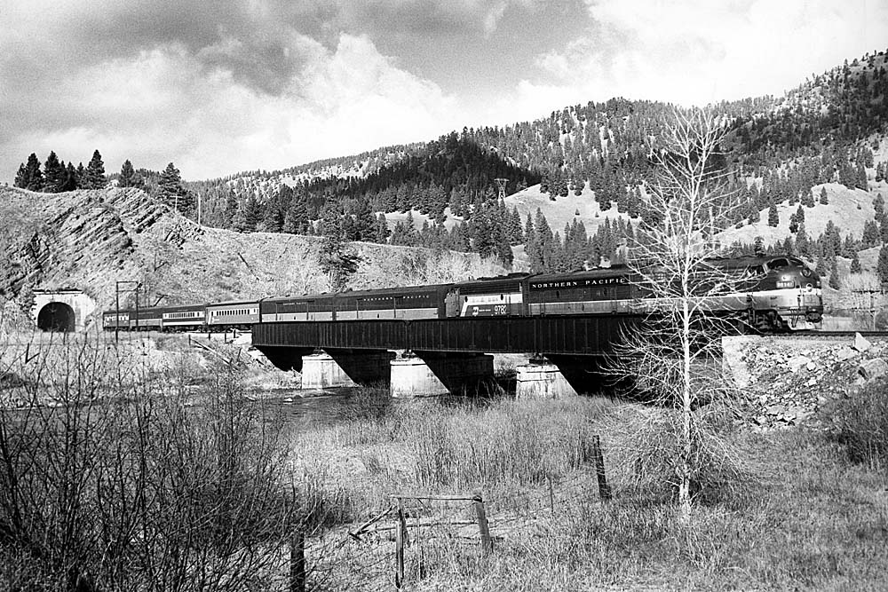 Burlington Northern passenger trains - Trains