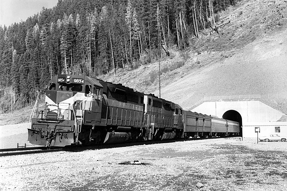 Burlington Northern passenger trains - Trains