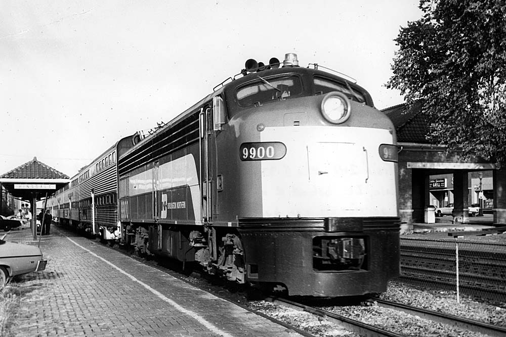 Burlington Northern passenger trains - Trains